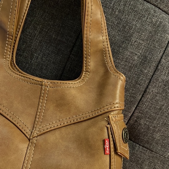 Levi’s tan mini shoulder/hang bag 🤎 - Picture 2 of 2